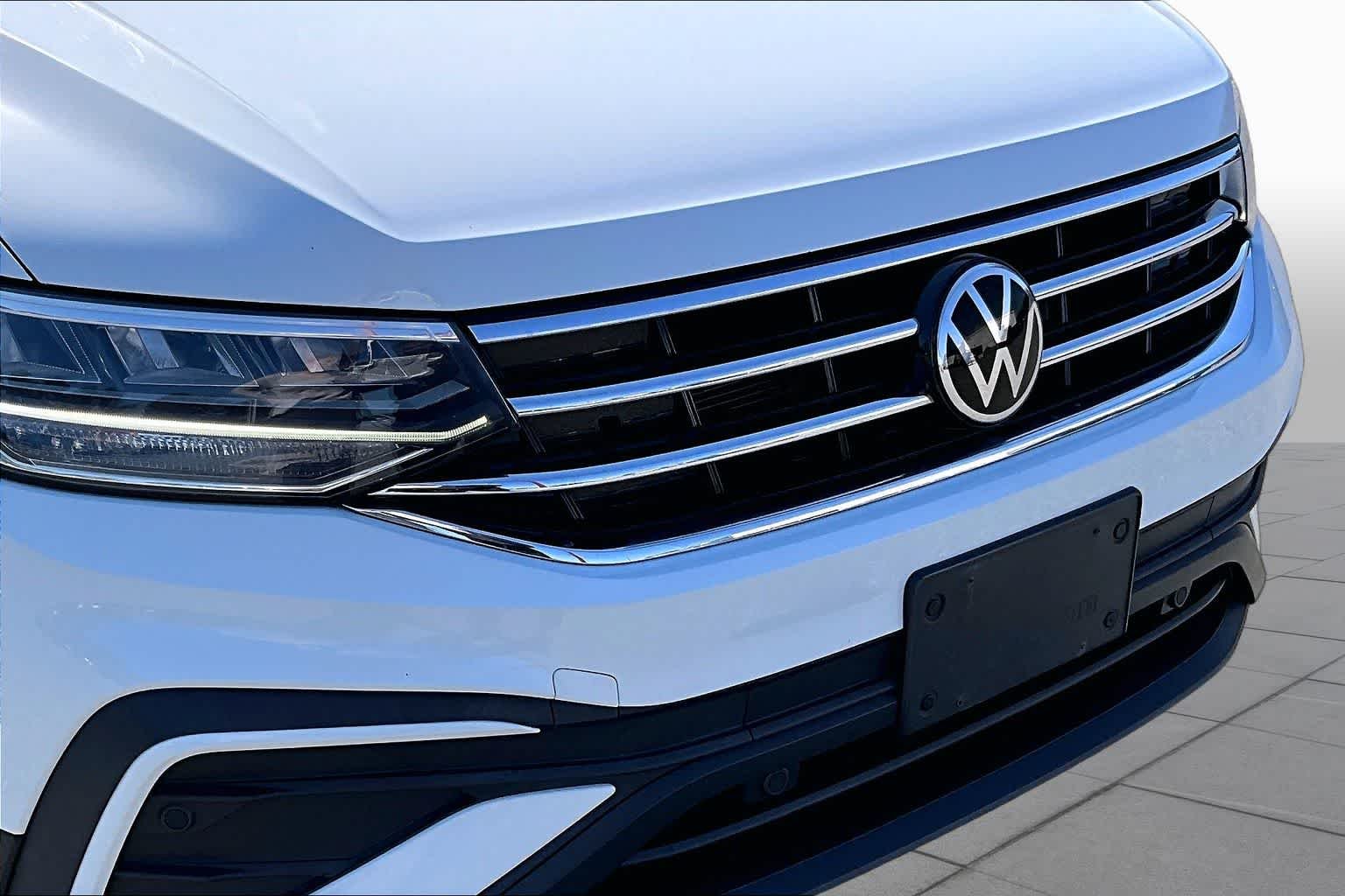 Used 2022 Pure White Volkswagen SE image 30