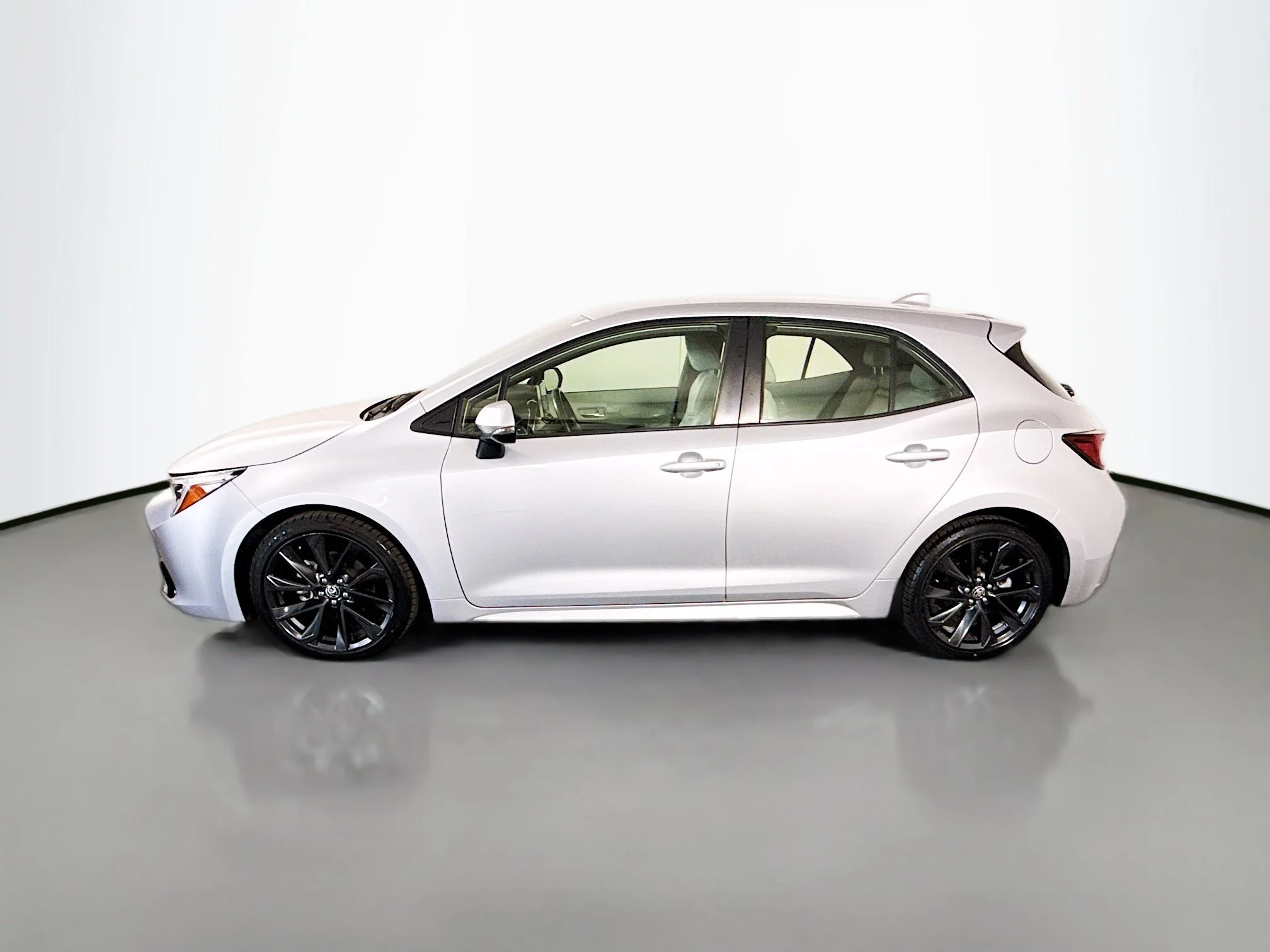 Used 2023 Classic Silver Metallic Toyota XSE image 4