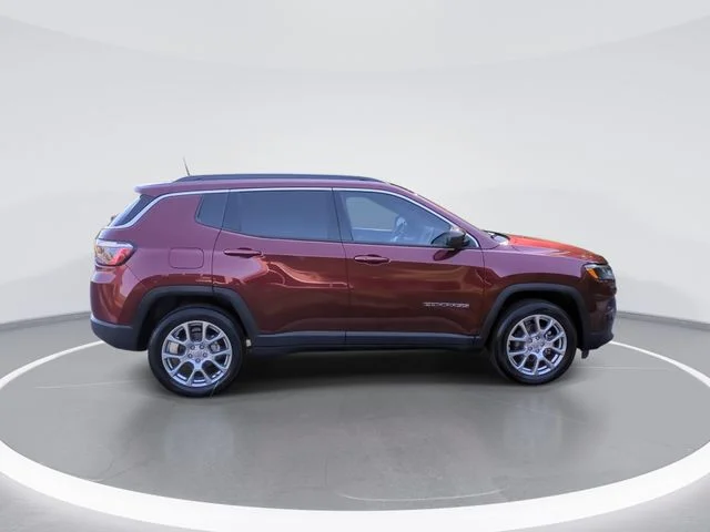 Used 2022 Red Jeep Latitude Lux image 8