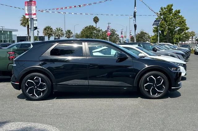 Used 2024 Black Hyundai SEL image 3
