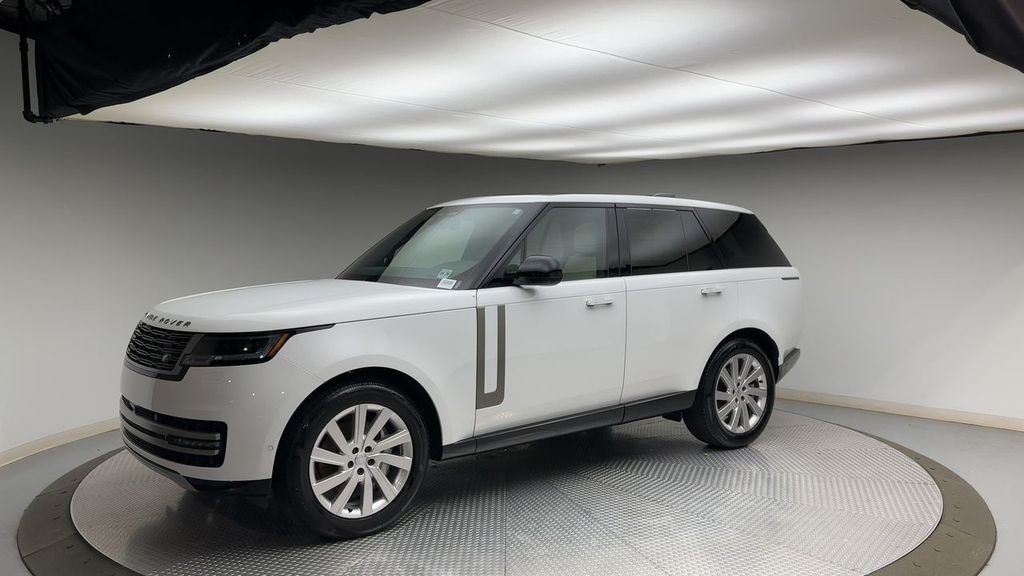 Used 2025  Land Rover SE image 6