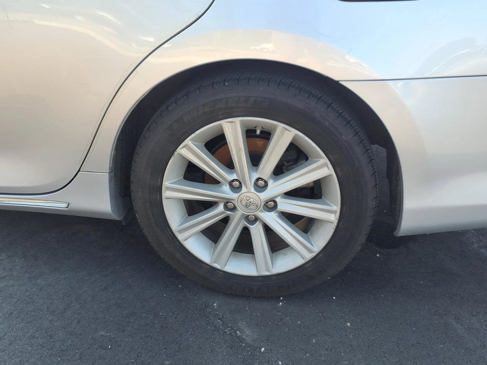 Used 2013 Classic Silver Metallic Toyota XLE image 19