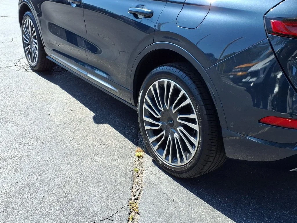 Used 2020 Blue Lincoln Reserve image 20