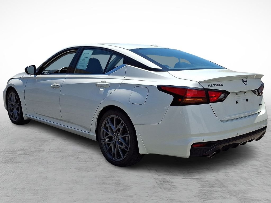 Used 2024 White Nissan 2.0 SR image 4