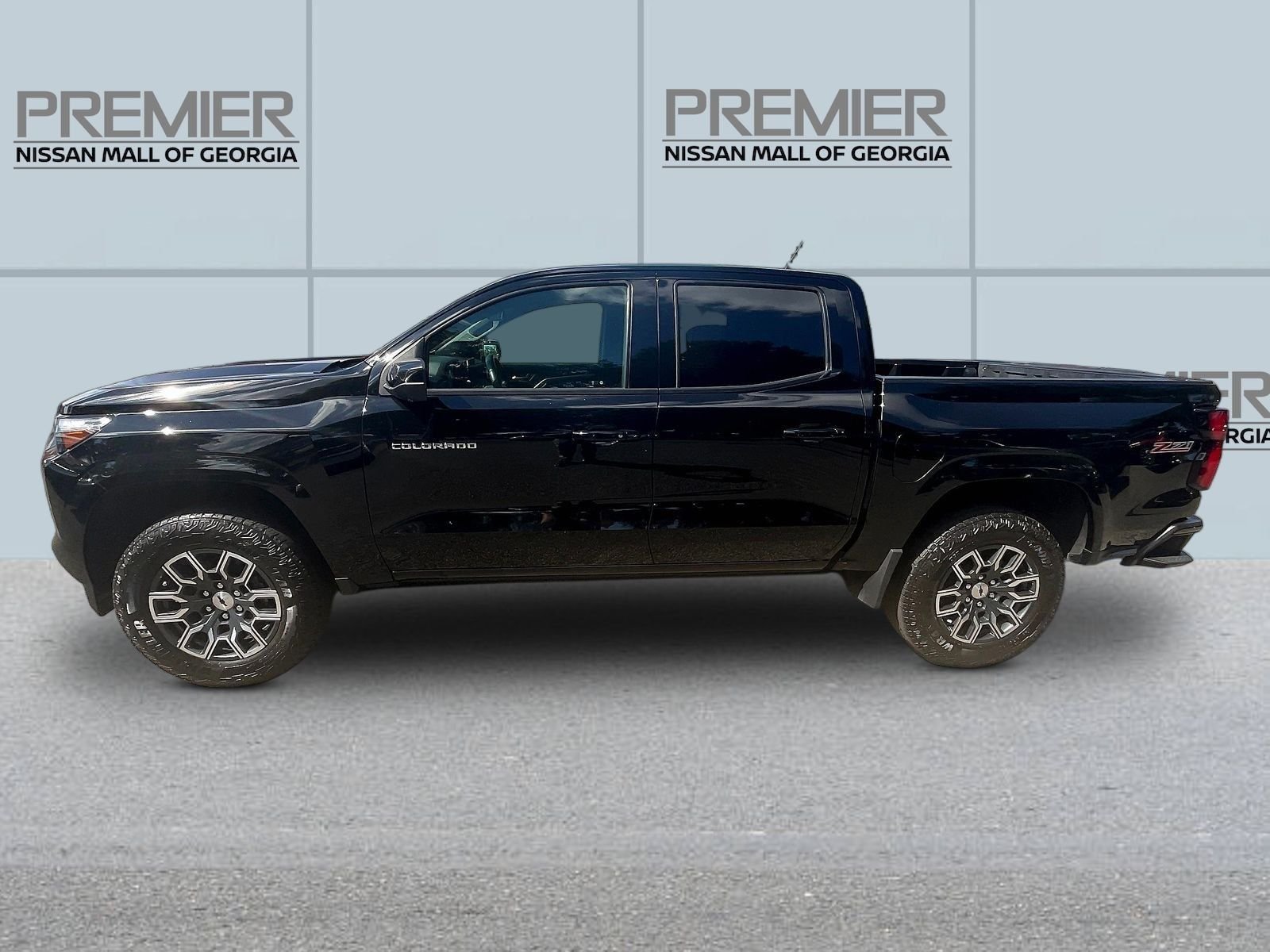 Used 2023 Black Chevrolet Z71 image 4