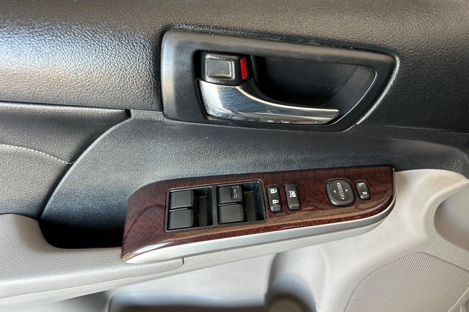 Used 2014 Silver Toyota XLE image 11
