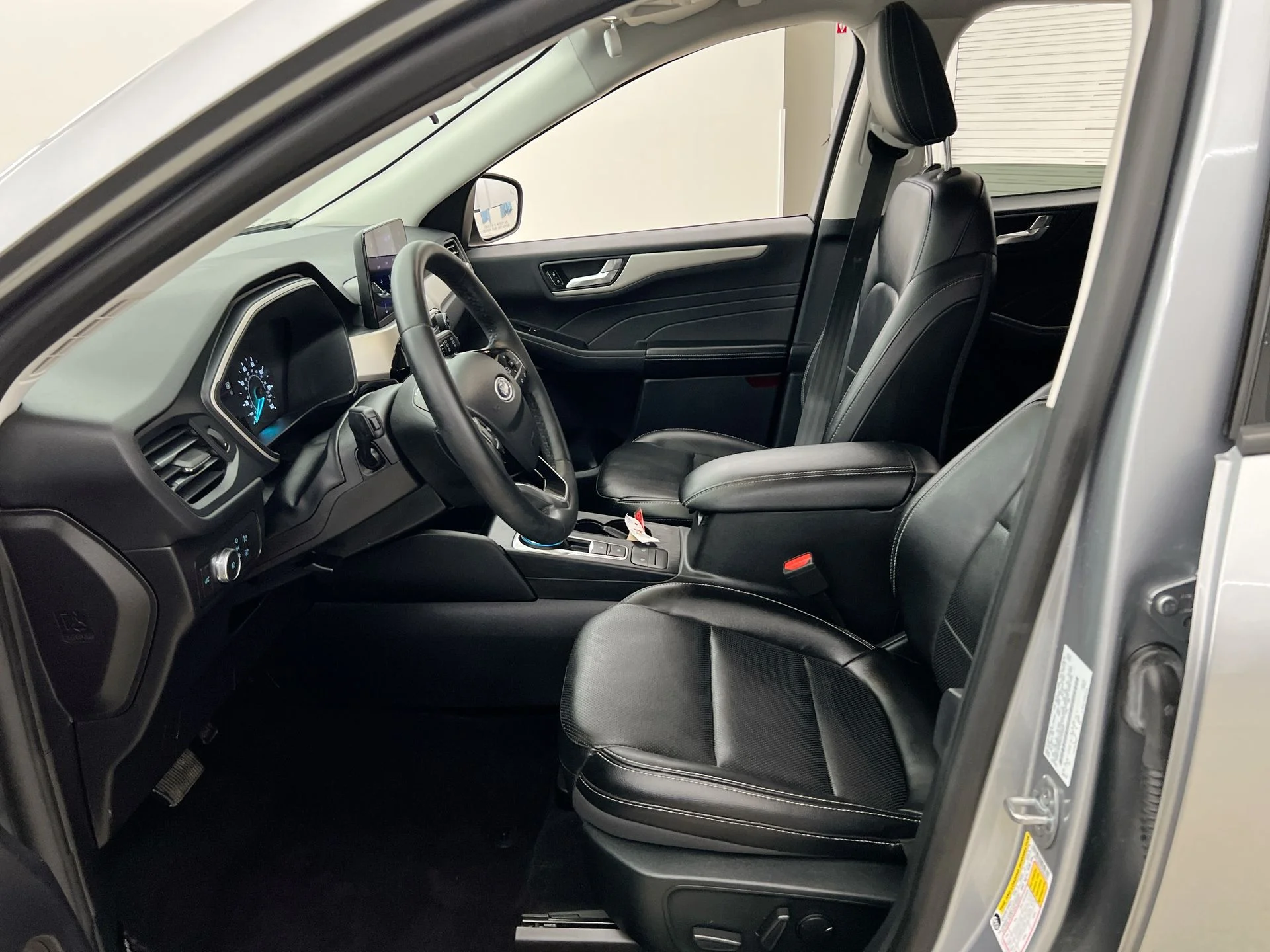 Used 2022 Silver Ford SEL image 9