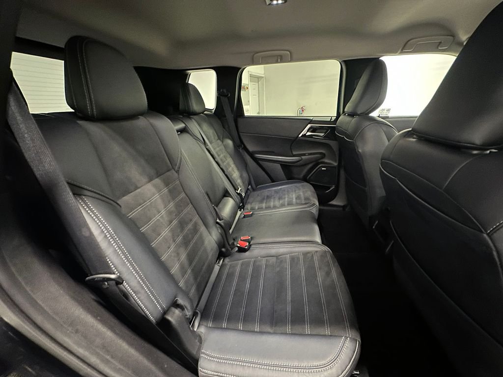 Used 2025 Silver Mitsubishi  image 25