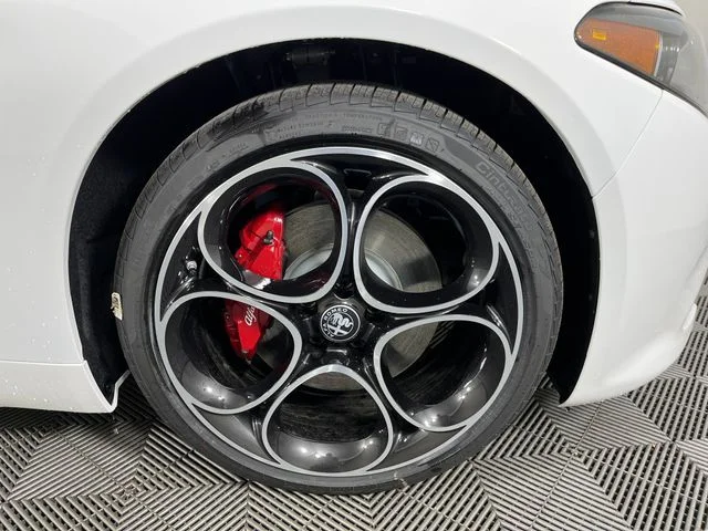 New 2026 Milano White Exterior Paint Alfa Romeo Base image 5