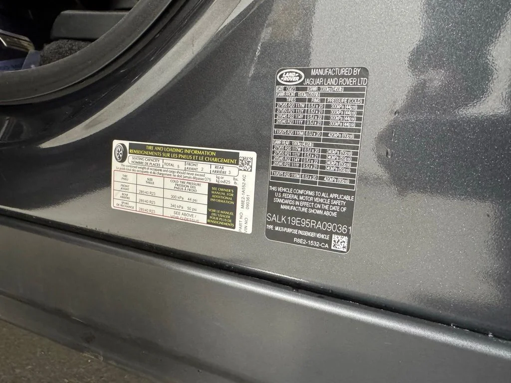 Used 2024 Carpathian Gray Premium Metallic Land Rover Autobiography image 37