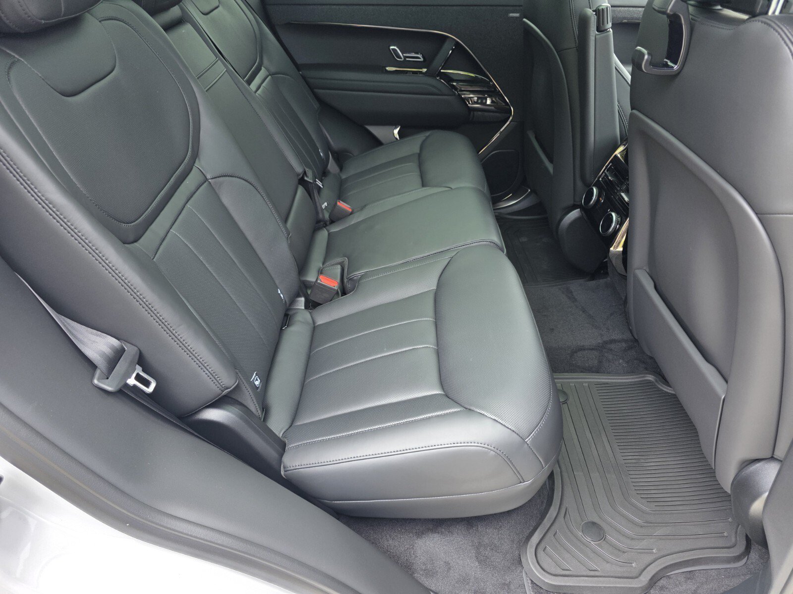 New 2026 Fuji White Land Rover P400 Dynamic SE image 5