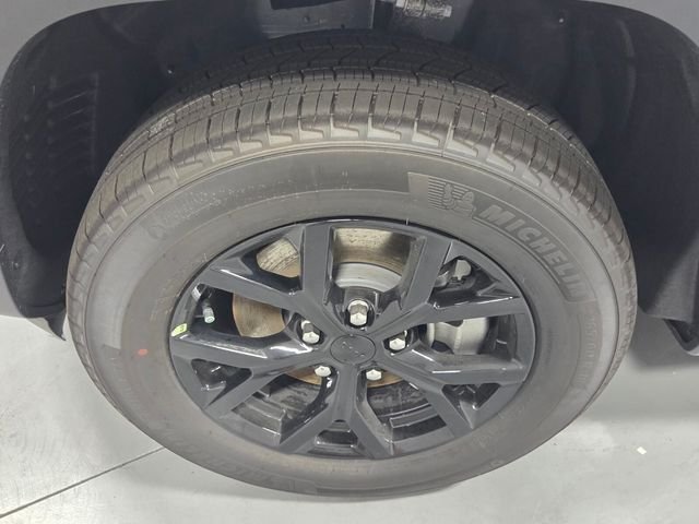 New 2026 Bright White Clear-Coat Exterior Paint Jeep Altitude image 18