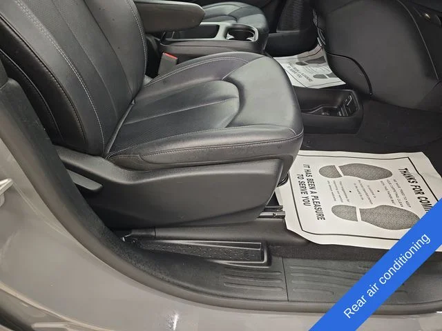 Used 2025 Ceramic Gray Clearcoat Chrysler Select image 10