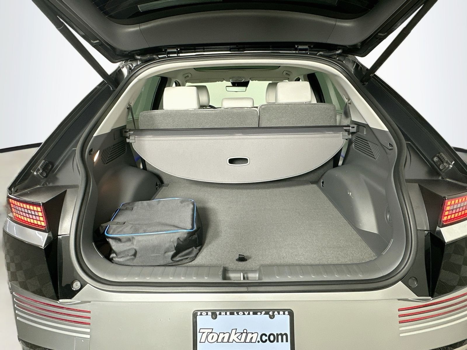 Used 2024 Abyss Black Hyundai Limited image 27