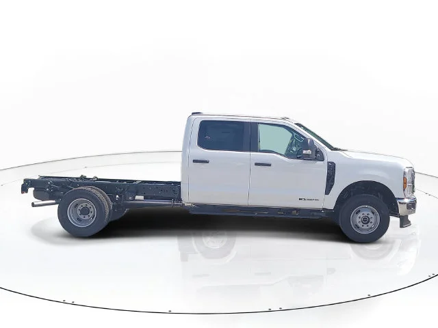 New 2027 Oxford White Ford XL 4WD CREW CAB image 4