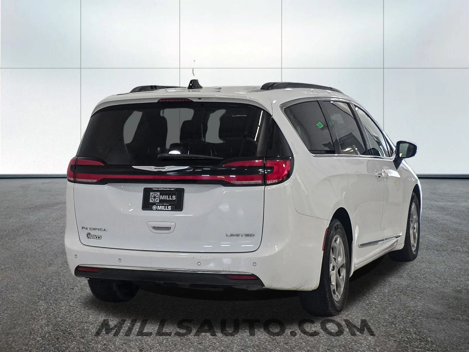 Used 2023 White Chrysler Limited image 7