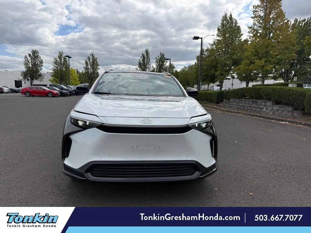 Used 2024 Wind Chill Pearl Toyota XLE image 1
