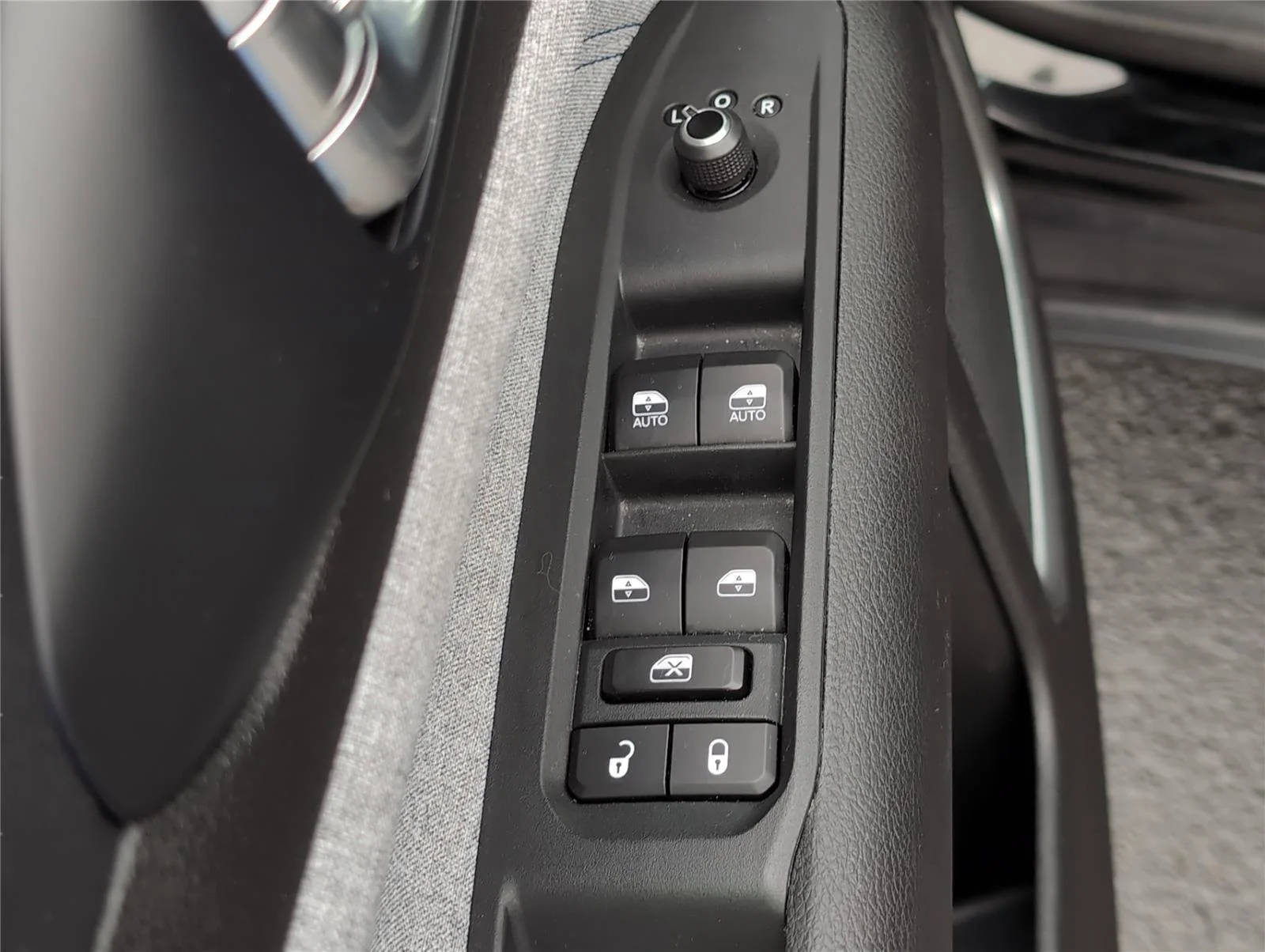 Used 2024 Diamond Black Crystal Pearlcoat Jeep Latitude image 15
