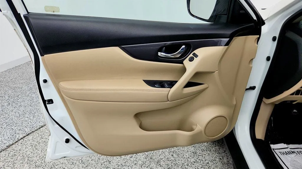 Used 2019 Pearl White Tricoat Nissan FWD SV image 10