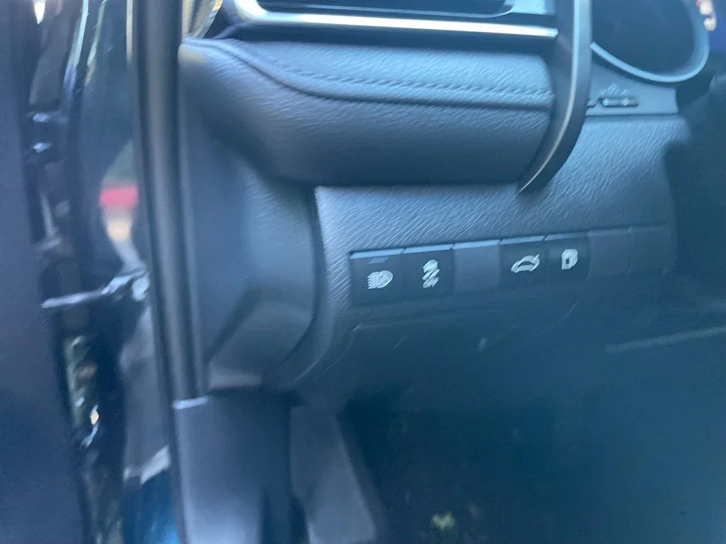 Used 2018 Aqua Toyota XSE V6 image 11