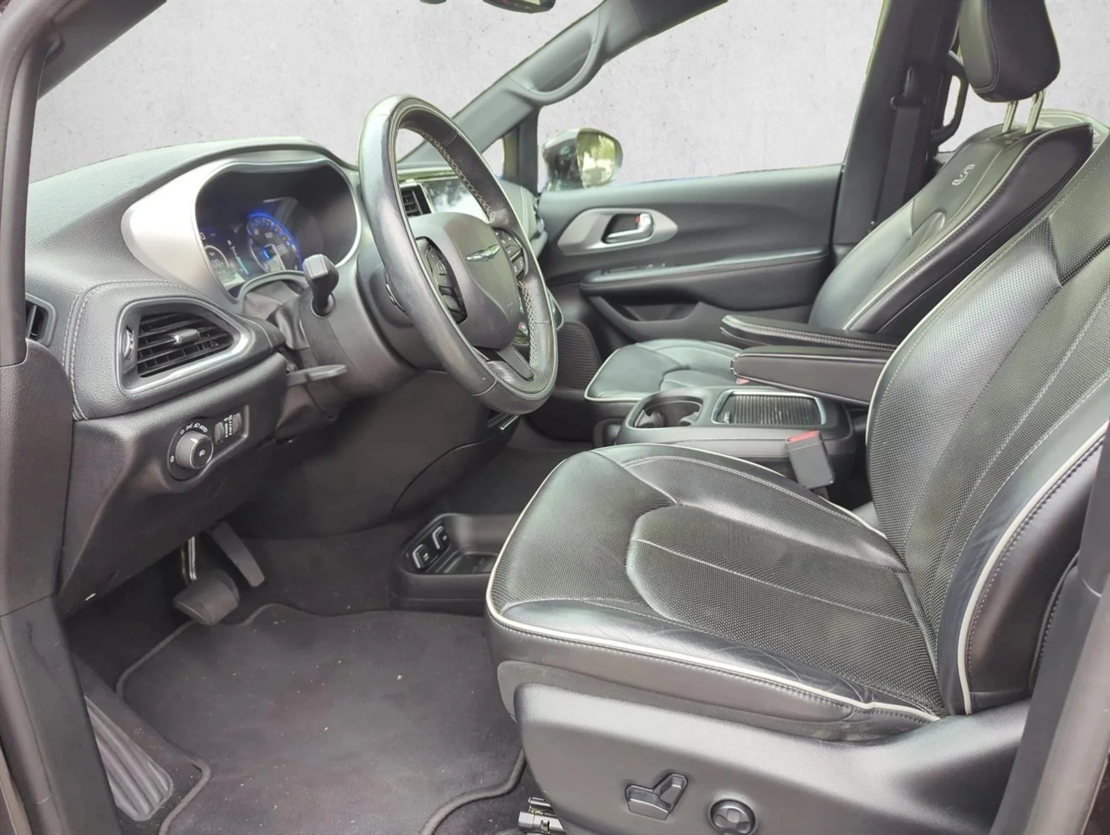 Used 2019 Dark Cordovan Pearlcoat Chrysler Limited image 12