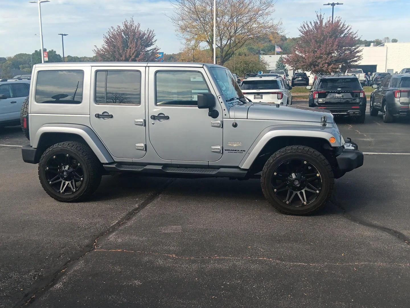 Used 2014 Billet Metallic Clearcoat Jeep Sahara image 3