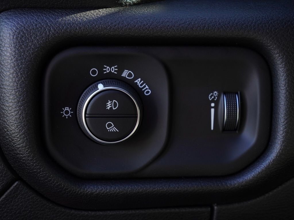 New 2026 Diamond Black Crystal Pearl-Coat Exterior Paint RAM Big Horn image 12