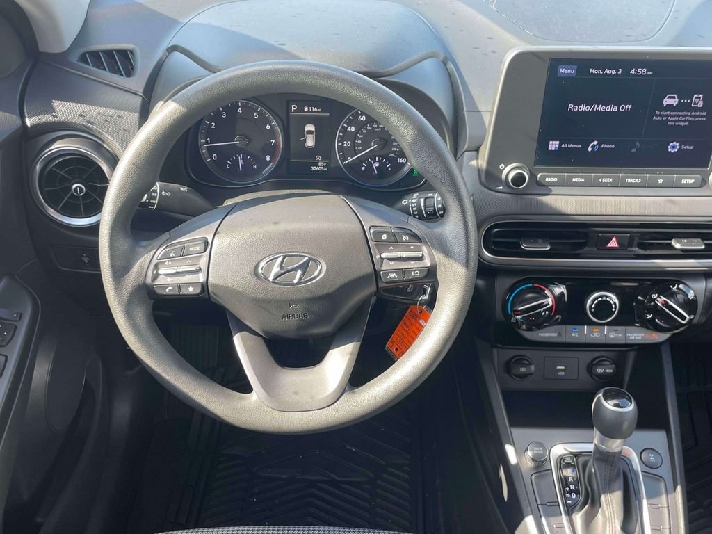 Used 2022 Green Hyundai SE image 14