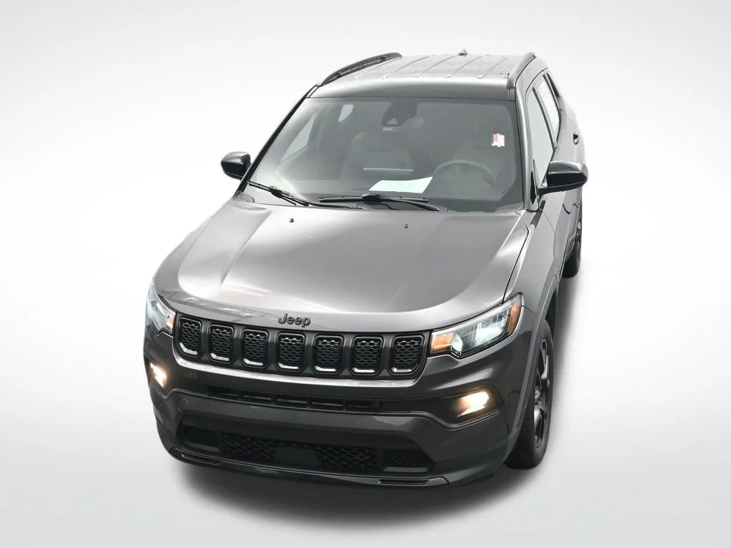Used 2024  Jeep Latitude image 21