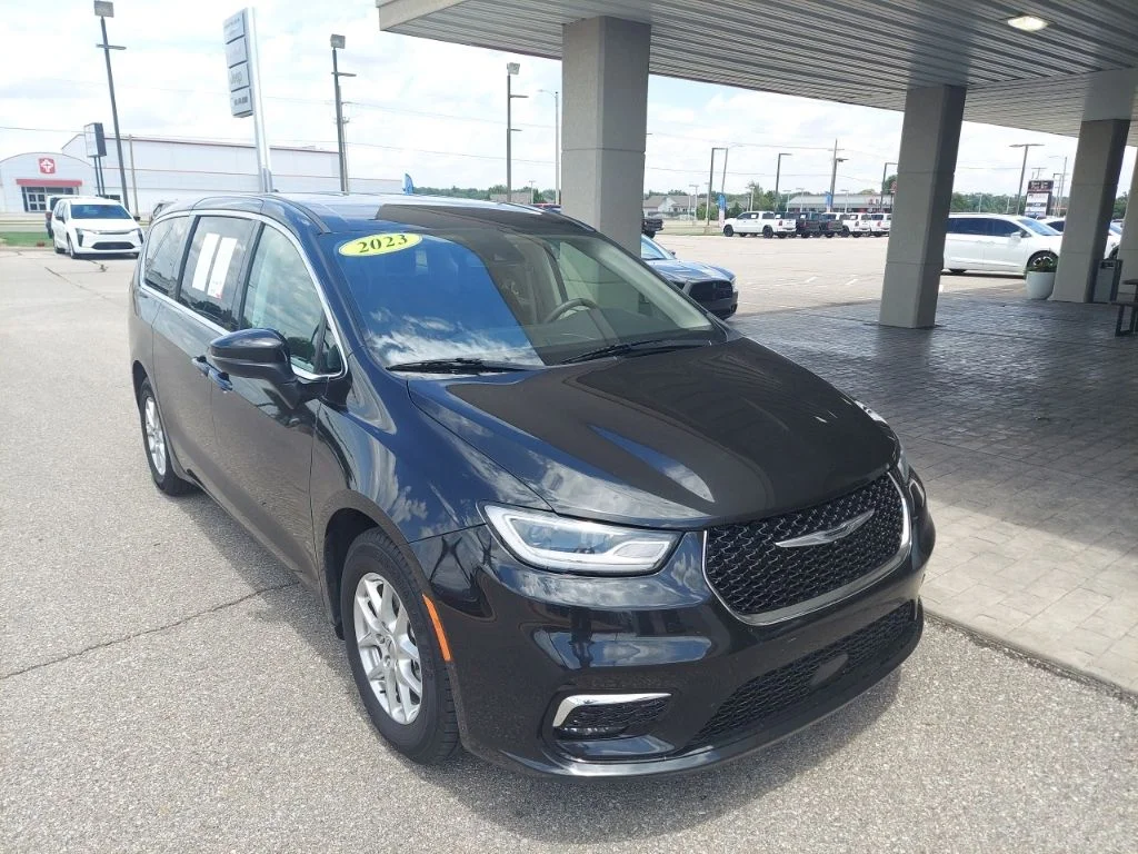 2023 Chrysler Pacifica Touring L's photo