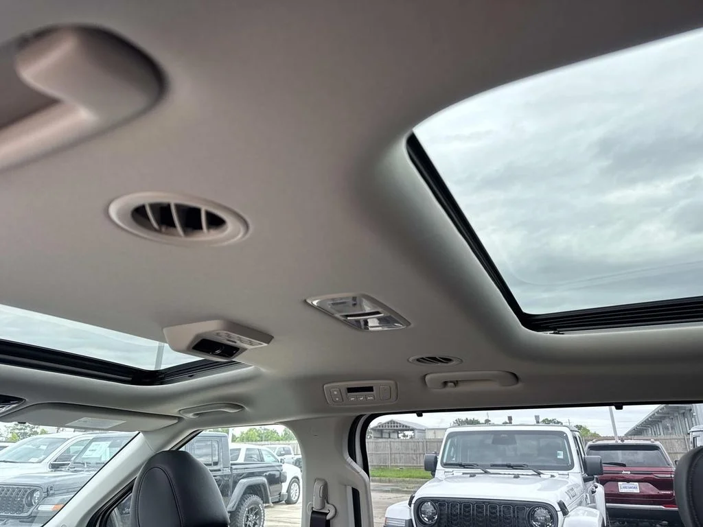 New 2026 Snow White Pearl Kia SX image 7