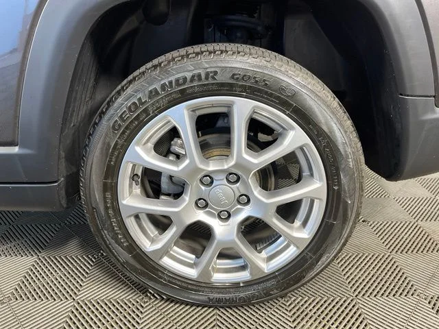 Used 2023 Gray Jeep Latitude Lux image 10