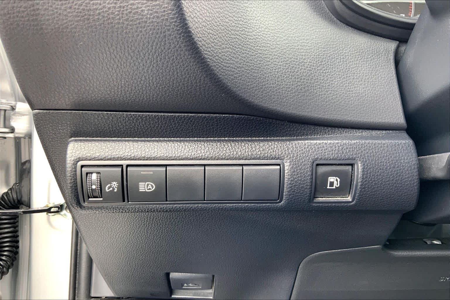 Used 2025 Classic Silver Metallic Toyota Hybrid LE image 33