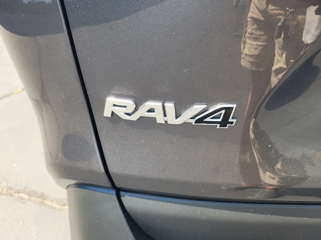 2022 Toyota RAV4 LE - Photo 11