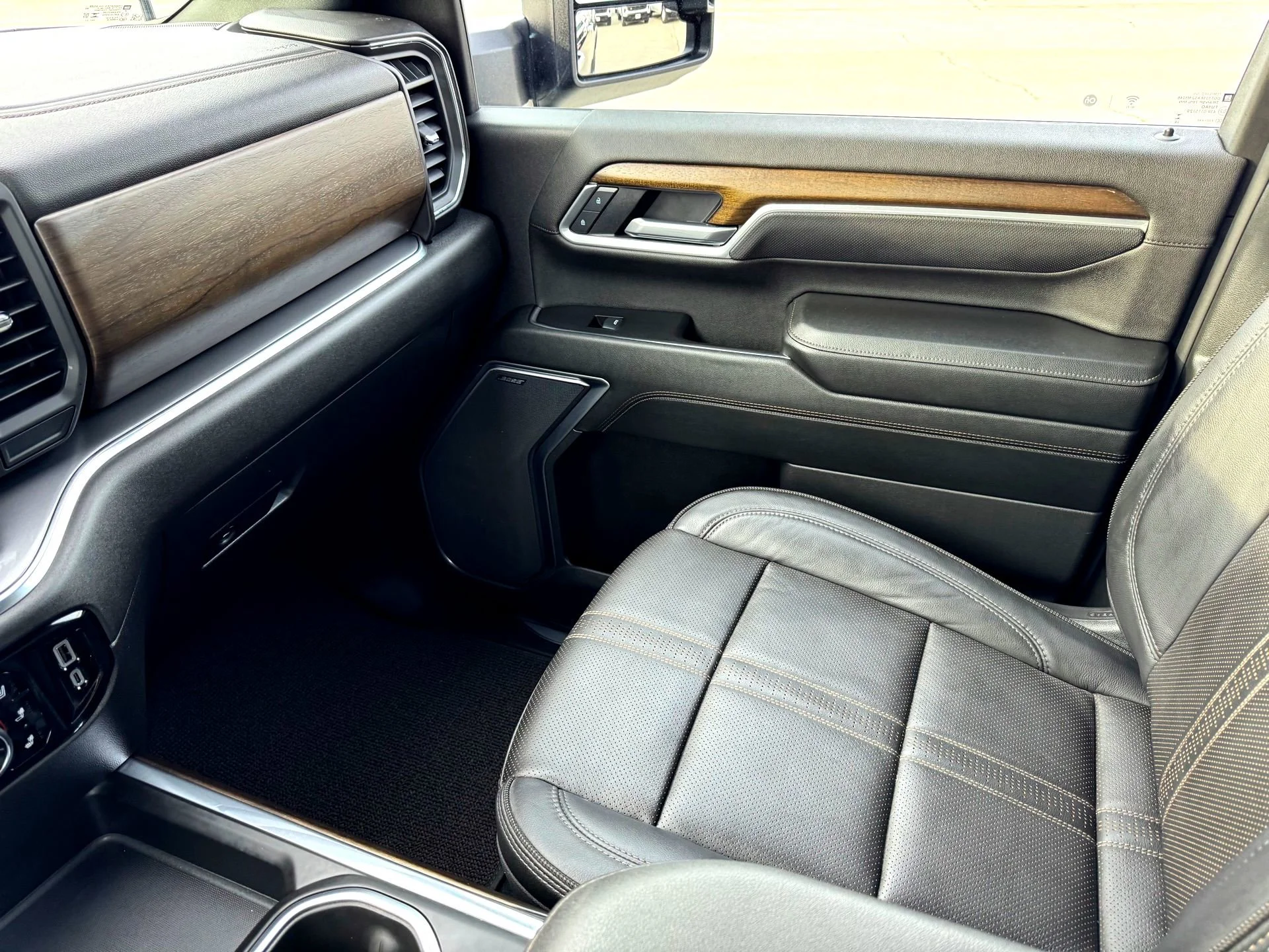 Used 2025 Black Chevrolet High Country image 34