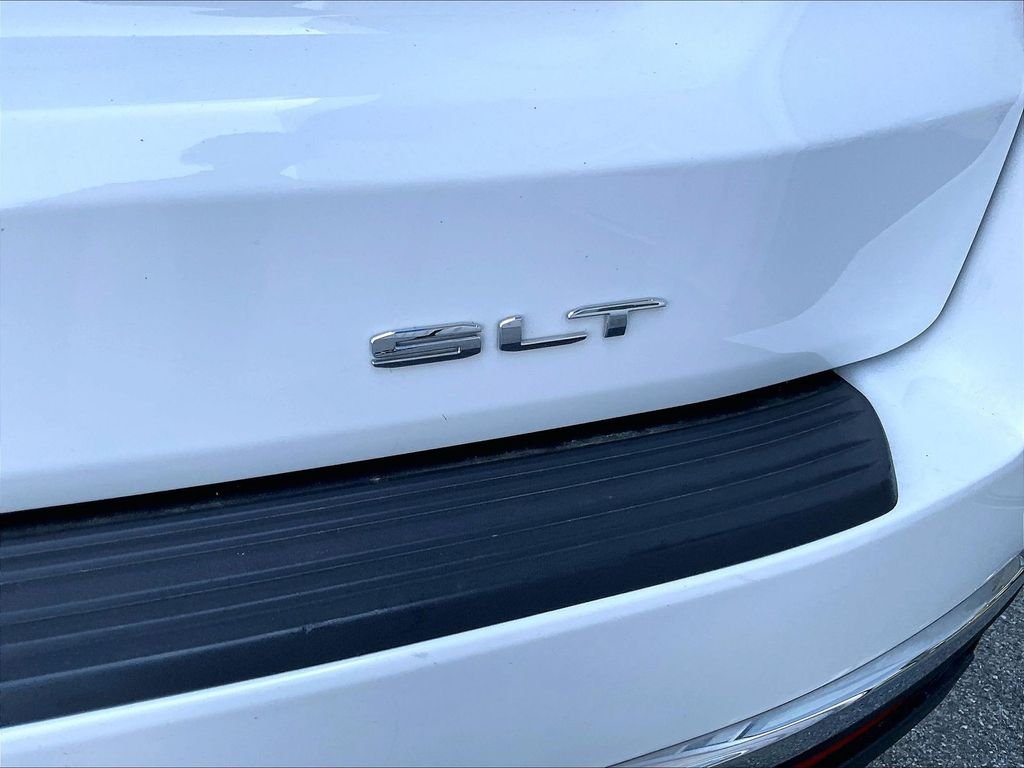 Used 2023 White GMC SLT image 30