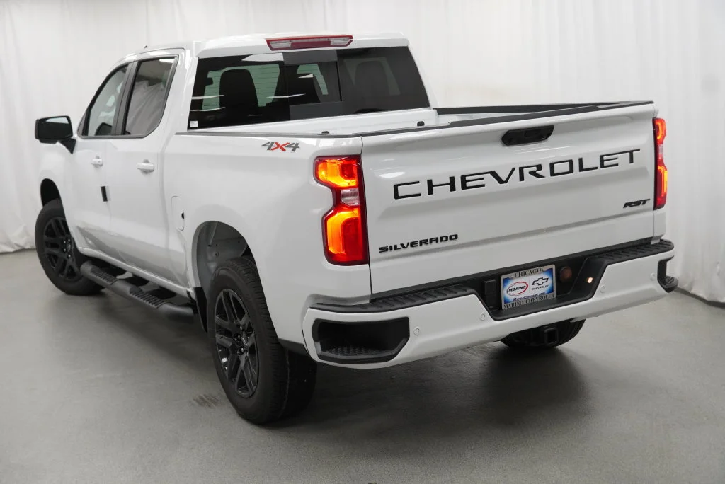 New 2026 Summit White Chevrolet RST image 17