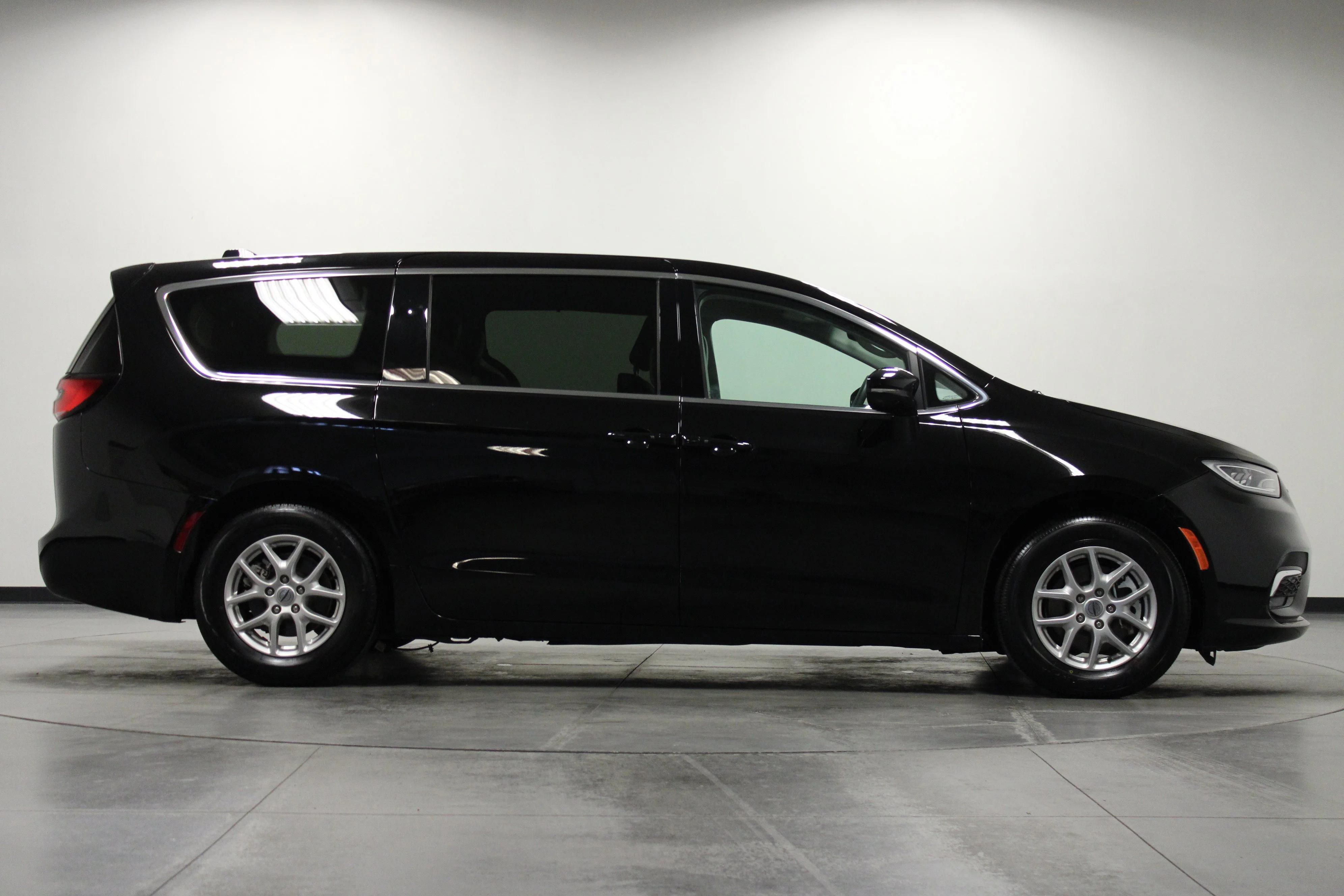 Used 2024 Diamond Black Crystal Pearlcoat Chrysler Touring L image 3