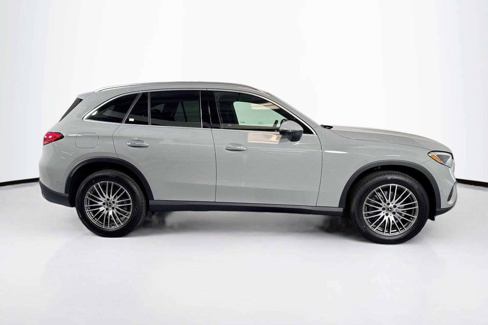New 2026 Manufaktur Alpine Grey Mercedes-Benz GLC 300 image 4
