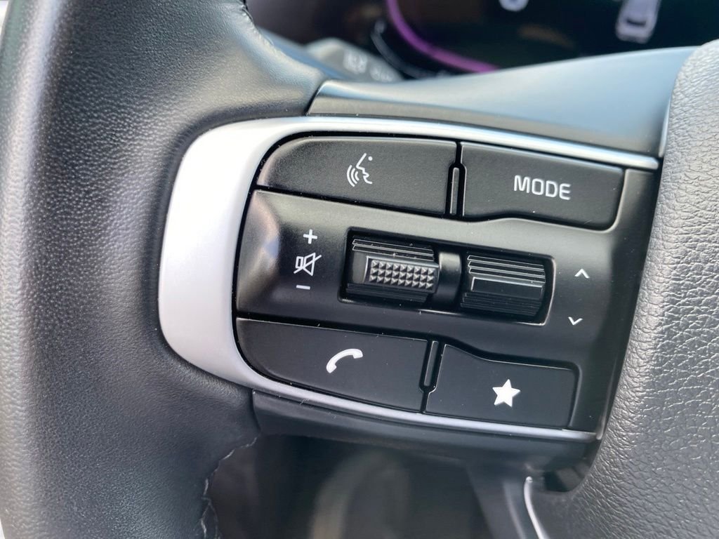 Certified Used 2024 White Pearl Kia X-Line image 33