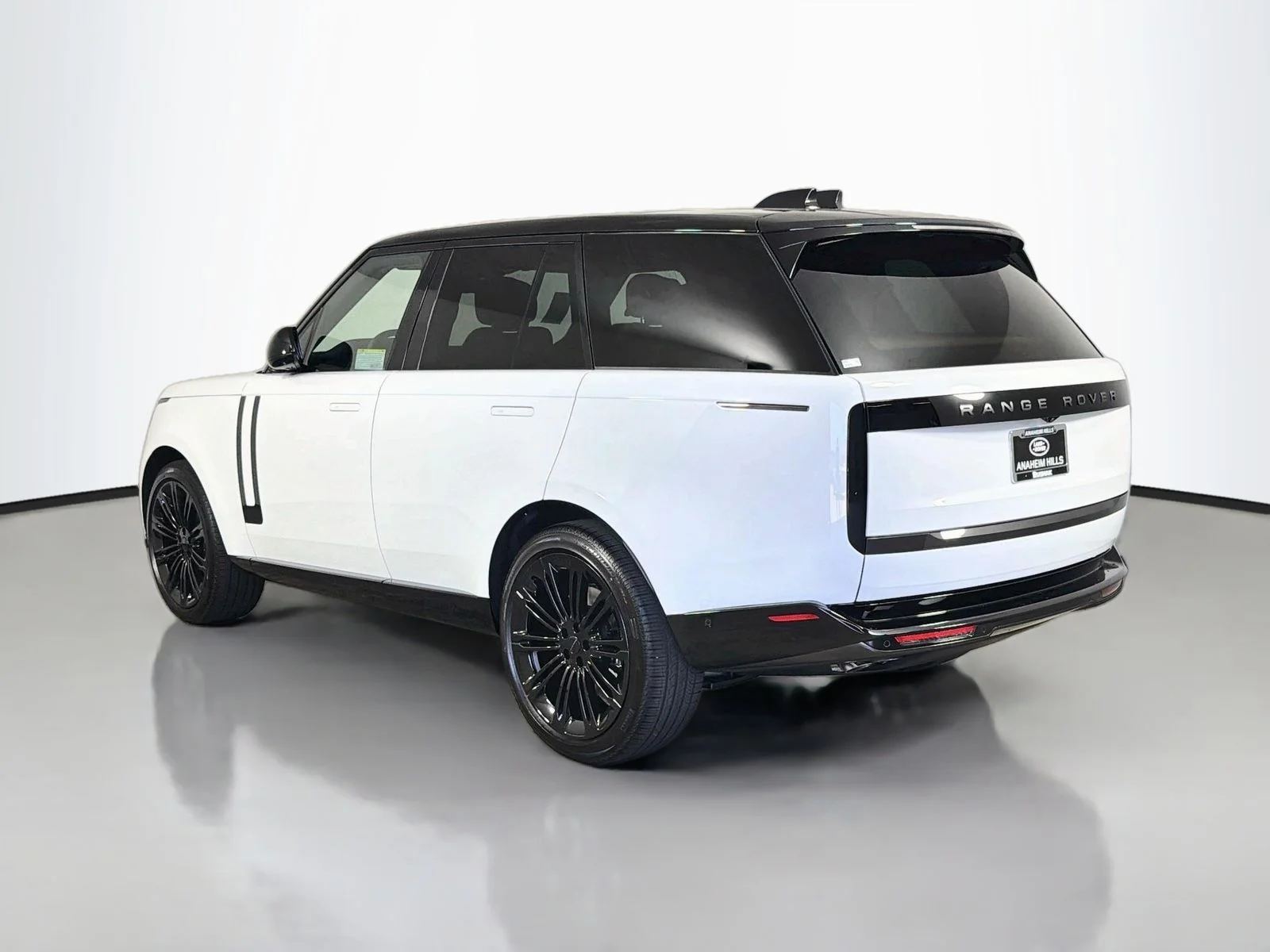 New 2026 Fuji White Land Rover SE image 3