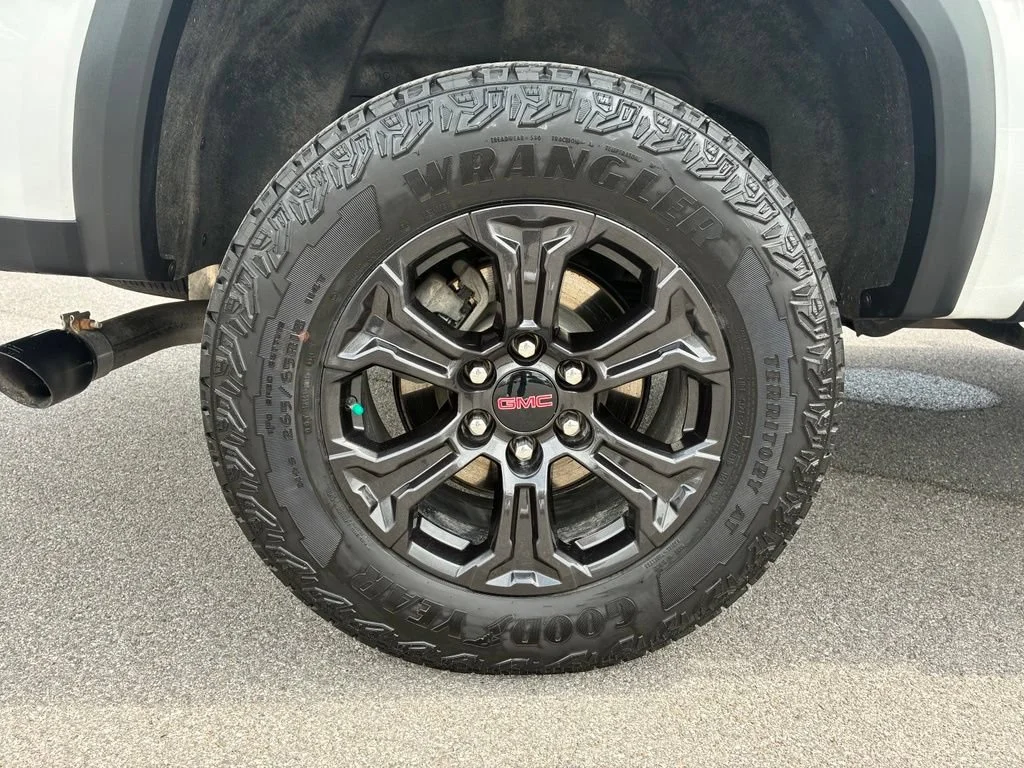 Used 2024 Summit White GMC Elevation image 18