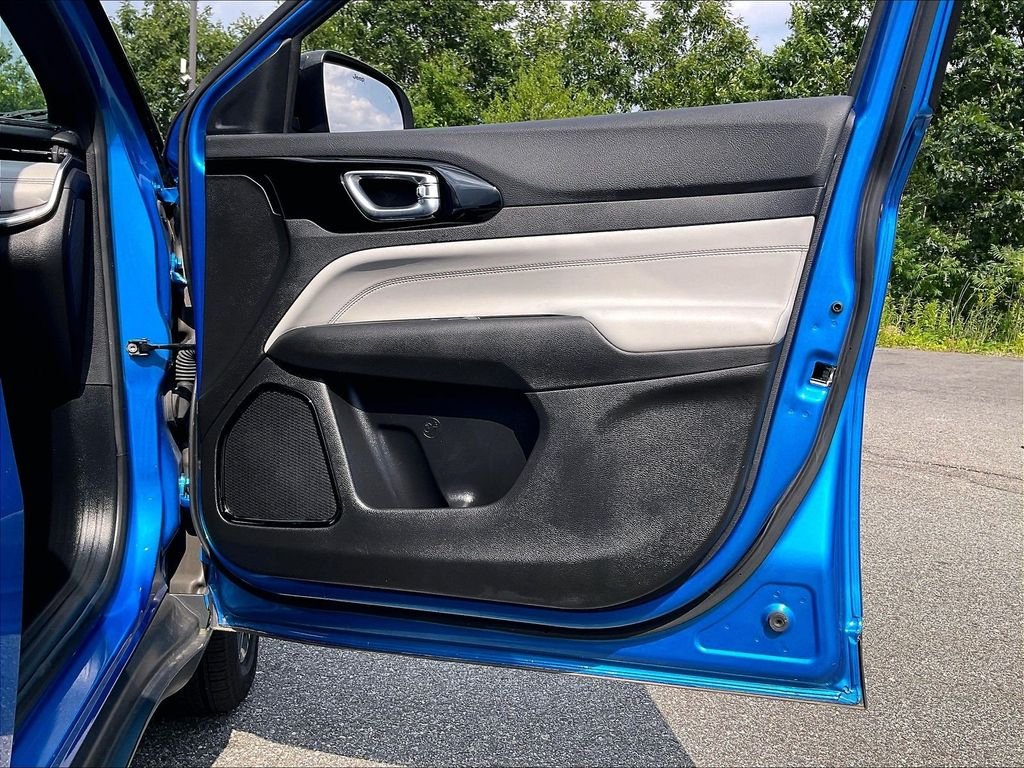 Used 2024 Hydro Blue Pearlcoat Jeep Limited image 11