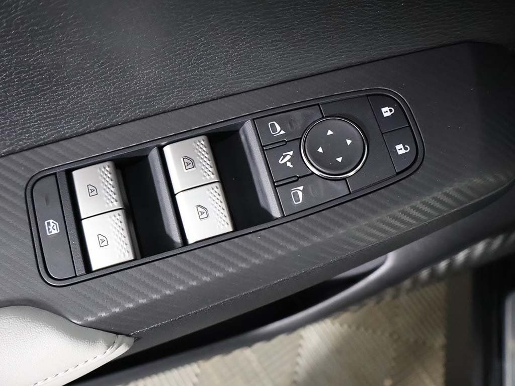 2025 Mitsubishi Outlander SE - Photo 38