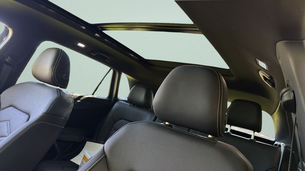 New 2026 Deep Black Pearl Volkswagen SE w/Technology image 19