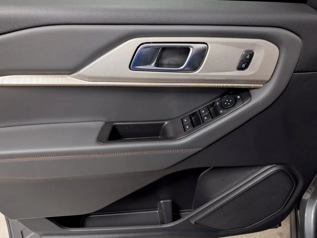 New 2027 Carbonized Gray Metallic Ford Active image 39
