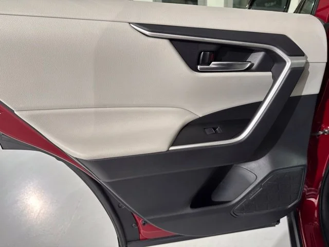 Used 2021 Red Toyota XLE Premium image 15