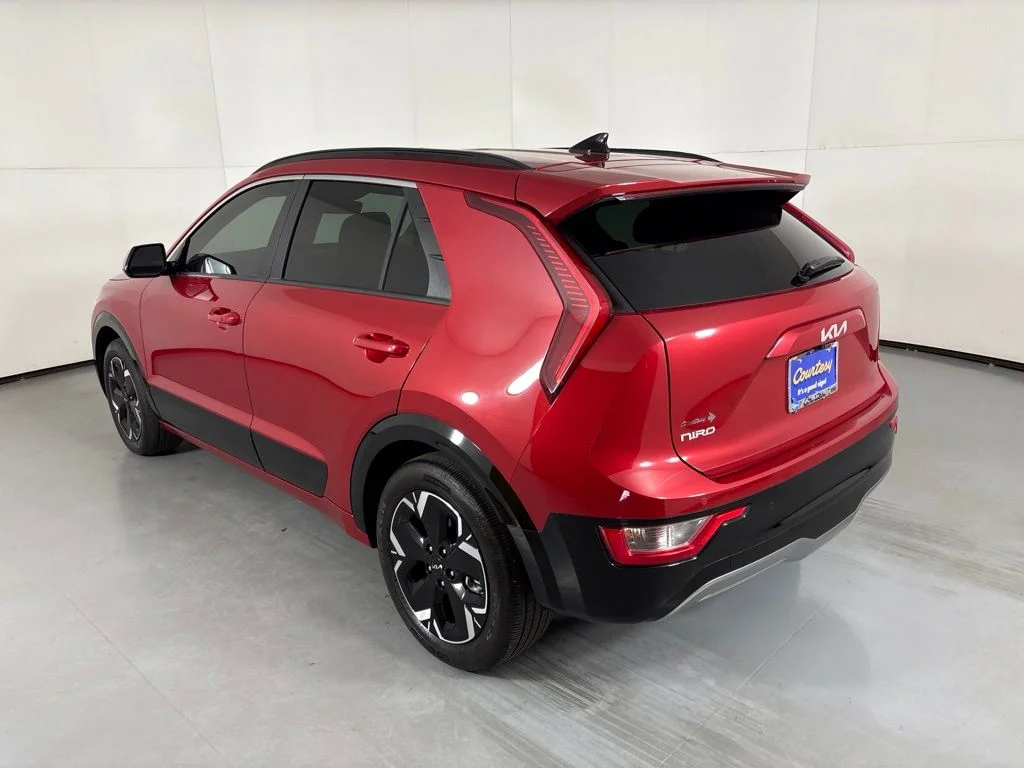 Used 2023 Red Kia Wind image 6