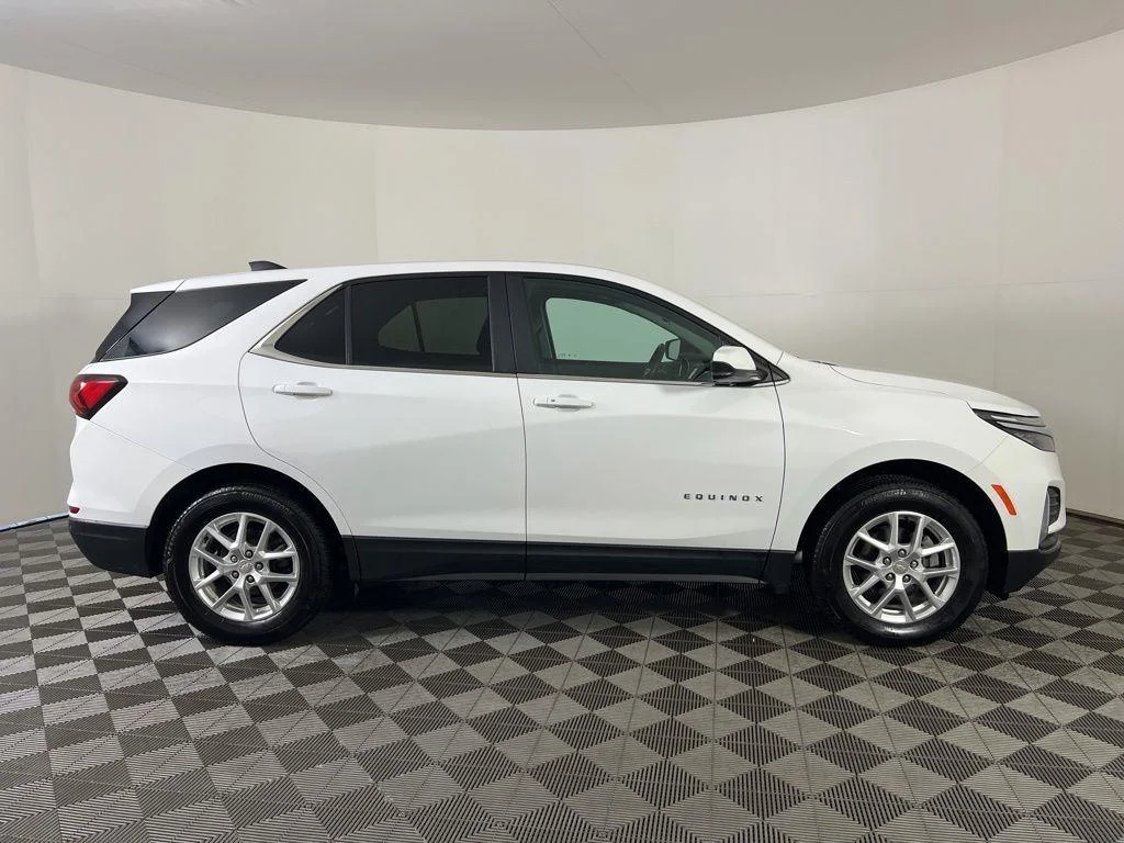 Used 2024 Summit White Chevrolet LT image 23