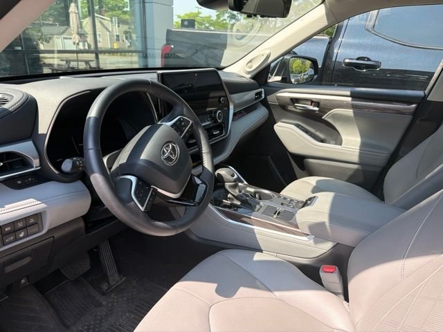 Used 2025 Black Toyota Platinum image 6